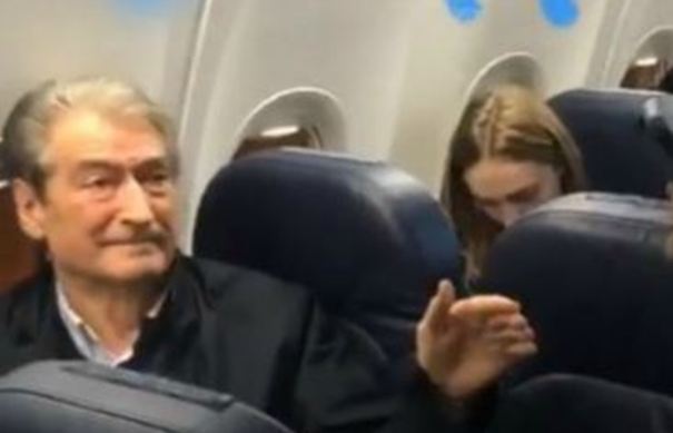 VIDEO/ Berisha me ambulancë dhe antiplumb veshur deri tek avioni…shkon për kurim në Vjenë! A do i’a hedh kësaj radhe apo do mbetet “çyryk” pas 1 Kokrrikut?! VIDEO/ Berisha me ambulancë dhe antiplumb veshur deri tek avioni…shkon për kurim në Vjenë! A do i’a hedh kësaj radhe apo do mbetet “çyryk” pas 1 Kokrrikut?!