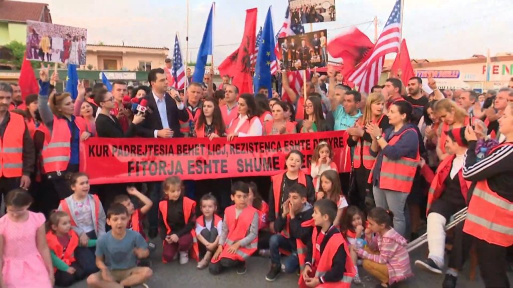 Fëmijët e Lulit dhe Monikës jetojnë jashtë shtetit, ata të qytetarëve i nxjerrin në protestë me molotov Fëmijët e Lulit dhe Monikës jetojnë jashtë shtetit, ata të qytetarëve i nxjerrin në protestë me molotov