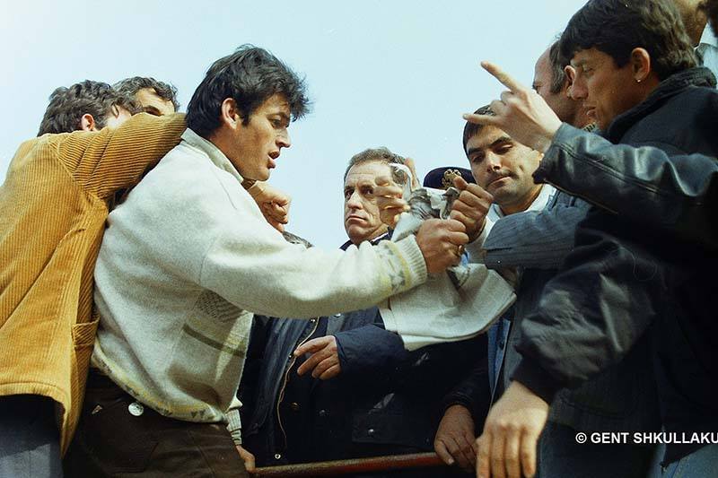 “Komitetet” e Bashës kundër 30 qershorit, si paramilitarët e Berishës në 97′-ën në Jug që i ndihmoi fati që u kthyen gjallë nëpër male si kaçakë! “Komitetet” e Bashës kundër 30 qershorit, si paramilitarët e Berishës në 97′-ën në Jug që i ndihmoi fati që u kthyen gjallë nëpër male si kaçakë!