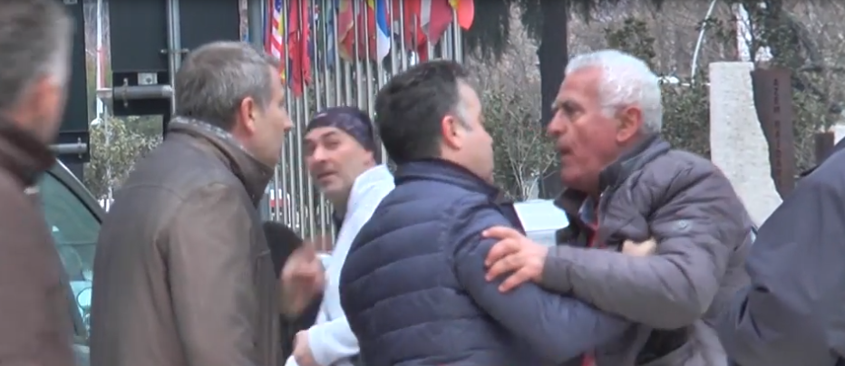 Ish-deputeti i PD që rrahu me grushte hallexhiun në mes të rrugës: Dhuna në protestë, një lloj komunikimi publik Ish-deputeti i PD që rrahu me grushte hallexhiun në mes të rrugës: Dhuna në protestë, një lloj komunikimi publik