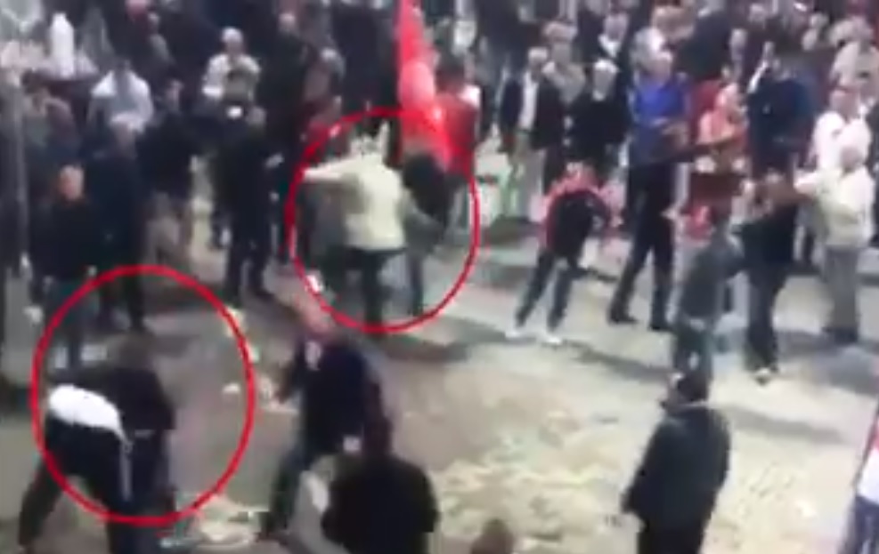 VIDEO/ Artan Hoxha tregon kush e d.hunoi ish-truprojën e Berishës dhe djalin e tij: U rrahën nga militantët e LSI-së VIDEO/ Artan Hoxha tregon kush e d.hunoi ish-truprojën e Berishës dhe djalin e tij: U rrahën nga militantët e LSI-së