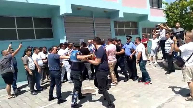 Përse nuk vepron ligji “për pengimin e zgjedhjeve”?! Lularët shkodran sulmojnë antarët e KZAZ…me urdhër të Voltanës Përse nuk vepron ligji “për pengimin e zgjedhjeve”?! Lularët shkodran sulmojnë antarët e KZAZ…me urdhër të Voltanës