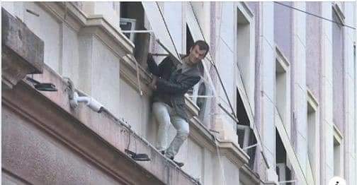 Zbulohet identiteti i “Spiderman”-it të opozitës që hypi “pa shkallë” mbi parvazin e Kuvendit duke bërë disa lëvizje të rrezikshme