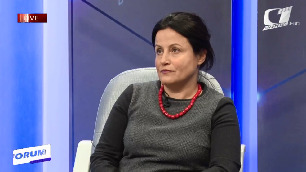 Lirojeni këtë vajzë, sa pa na mbuluar turpi të gjithëve! Lirojeni këtë vajzë, sa pa na mbuluar turpi të gjithëve!