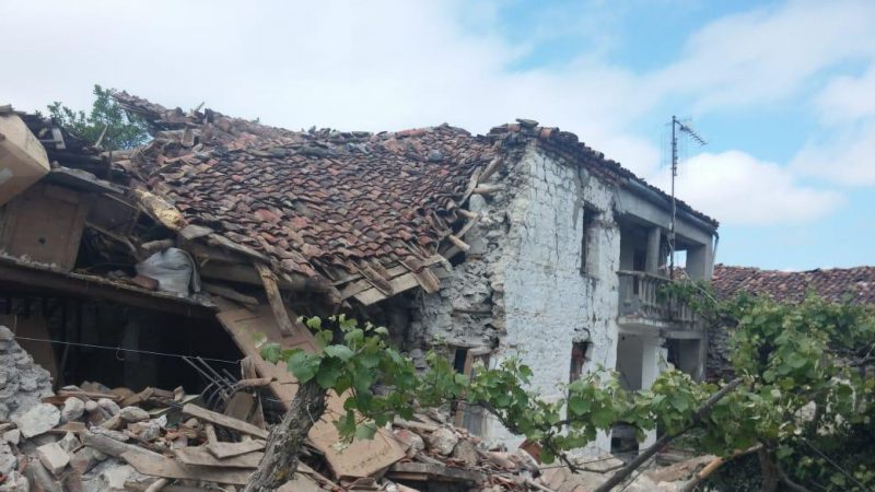 Tërmetet që shkundën Korçën, reagon Ministria e Mbrojties: Ka të lënduar, dy persona janë p.lagosur nga shembja e banesës Tërmetet që shkundën Korçën, reagon Ministria e Mbrojties: Ka të lënduar, dy persona janë p.lagosur nga shembja e banesës