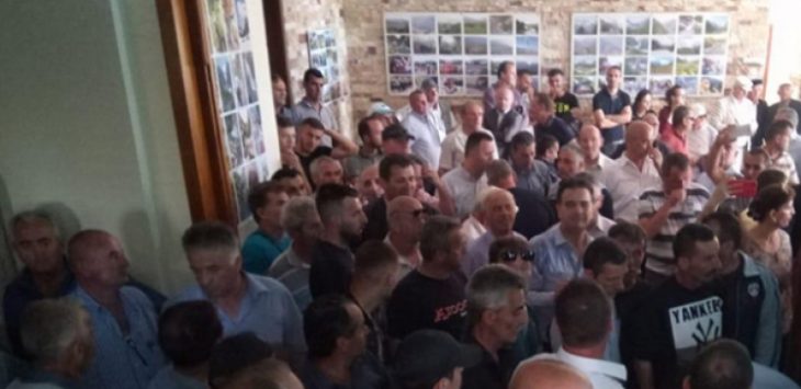 VIDEO/ Dalin pamjet e huliganëve në Tropojë që shkatërrojnë KZAZ-në: Rroftë Sali Berisha… Rama ik! VIDEO/ Dalin pamjet e huliganëve në Tropojë që shkatërrojnë KZAZ-në: Rroftë Sali Berisha… Rama ik!