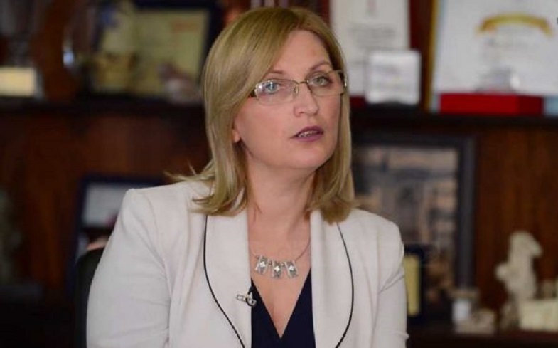 SKANDALI/ Voltana Ademi shkel sërish ligjin: Izolon të gjithë punonjësit brenda Bashkisë, e bazuar në dekretin e Presidentit për anulimin e datës së zgjedhjeve SKANDALI/ Voltana Ademi shkel sërish ligjin: Izolon të gjithë punonjësit brenda Bashkisë, e bazuar në dekretin e Presidentit për anulimin e datës së zgjedhjeve