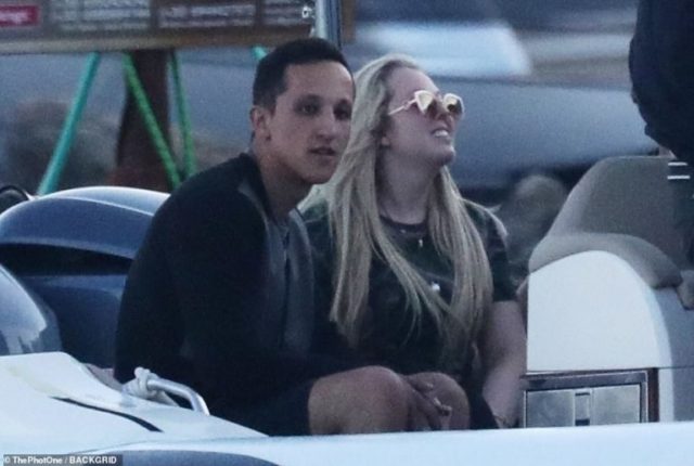 Kush është shqiptari që po kalon pushimet në Mykonos me vajzën e Donald Trump (FOTO) Kush është shqiptari që po kalon pushimet në Mykonos me vajzën e Donald Trump (FOTO)