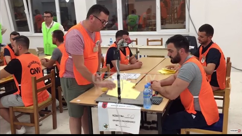 Zaloshnja: Teoria qesharake “8 me 2” që entuziazmon vetëm të marrët dhe rezultati “180 me 62” i Trump Zaloshnja: Teoria qesharake “8 me 2” që entuziazmon vetëm të marrët dhe rezultati “180 me 62” i Trump