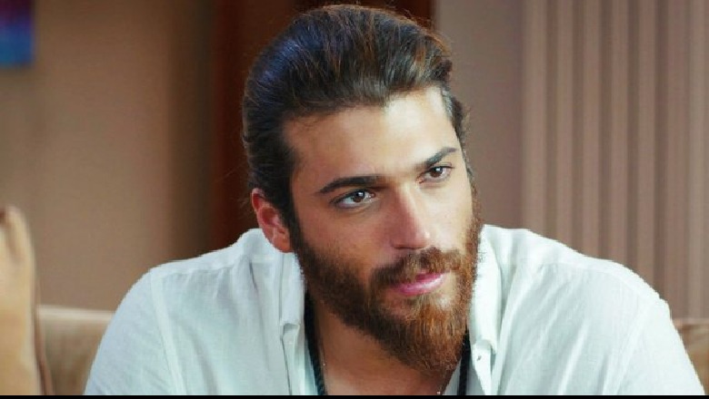 Në familjen time flasin shqip! Aktori turk tregon origjinën dhe arsyen se pse nuk flet dot shqip Në familjen time flasin shqip! Aktori turk tregon origjinën dhe arsyen se pse nuk flet dot shqip