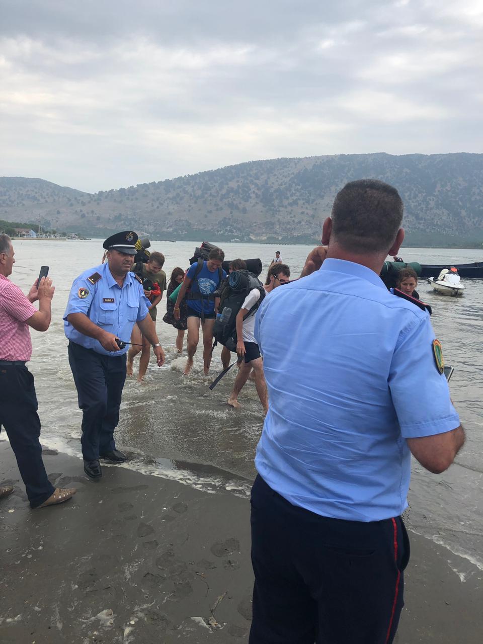 Të izoluar në grykëderdhjen e Vilunit, FNSH shpëton 14 turistë shqiptarë e çekë, shpëtohet edhe një në Sarandë Të izoluar në grykëderdhjen e Vilunit, FNSH shpëton 14 turistë shqiptarë e çekë, shpëtohet edhe një në Sarandë