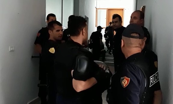 Kryebashkiaku i ri i Devollit “pushton” zyrën: “Zbulova planin e demokratëve”! Kryebashkiaku i ri i Devollit “pushton” zyrën: “Zbulova planin e demokratëve”!