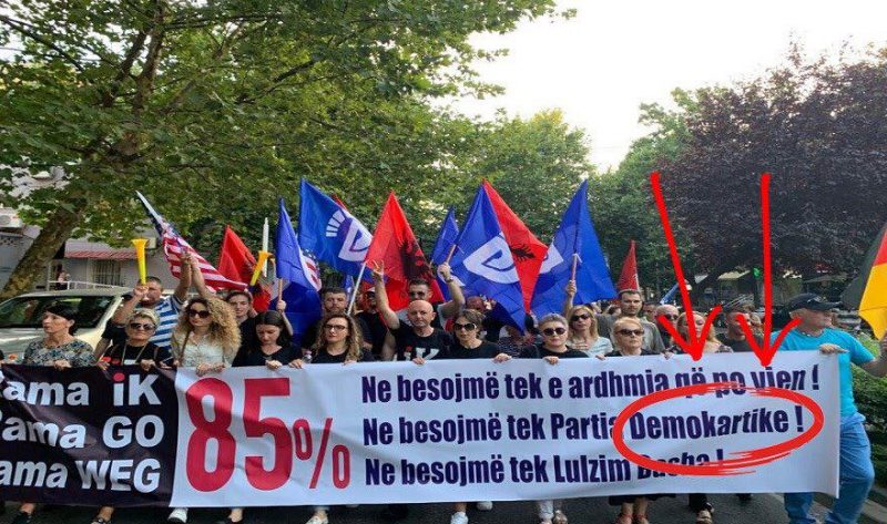 Protestoni Partia demo…kartike! Këtë e tregon edhe banderolë e PD-së