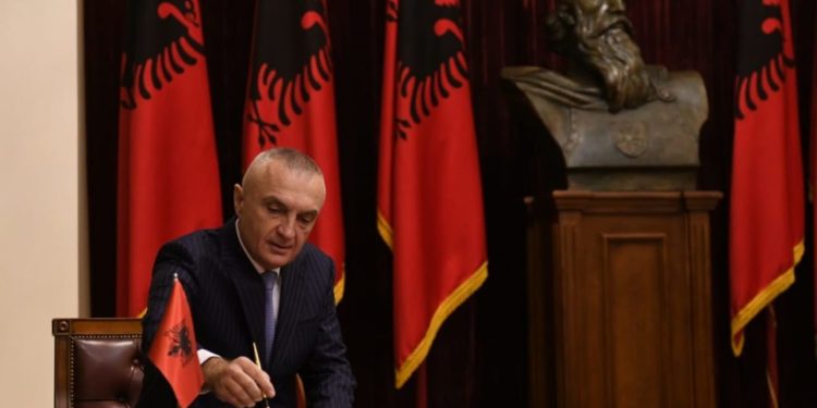 Meta e ka kthyer presidencën në instuticon palaçosh! Firmos dekretin sot për emergjencat… e boton me datën e djeshme!