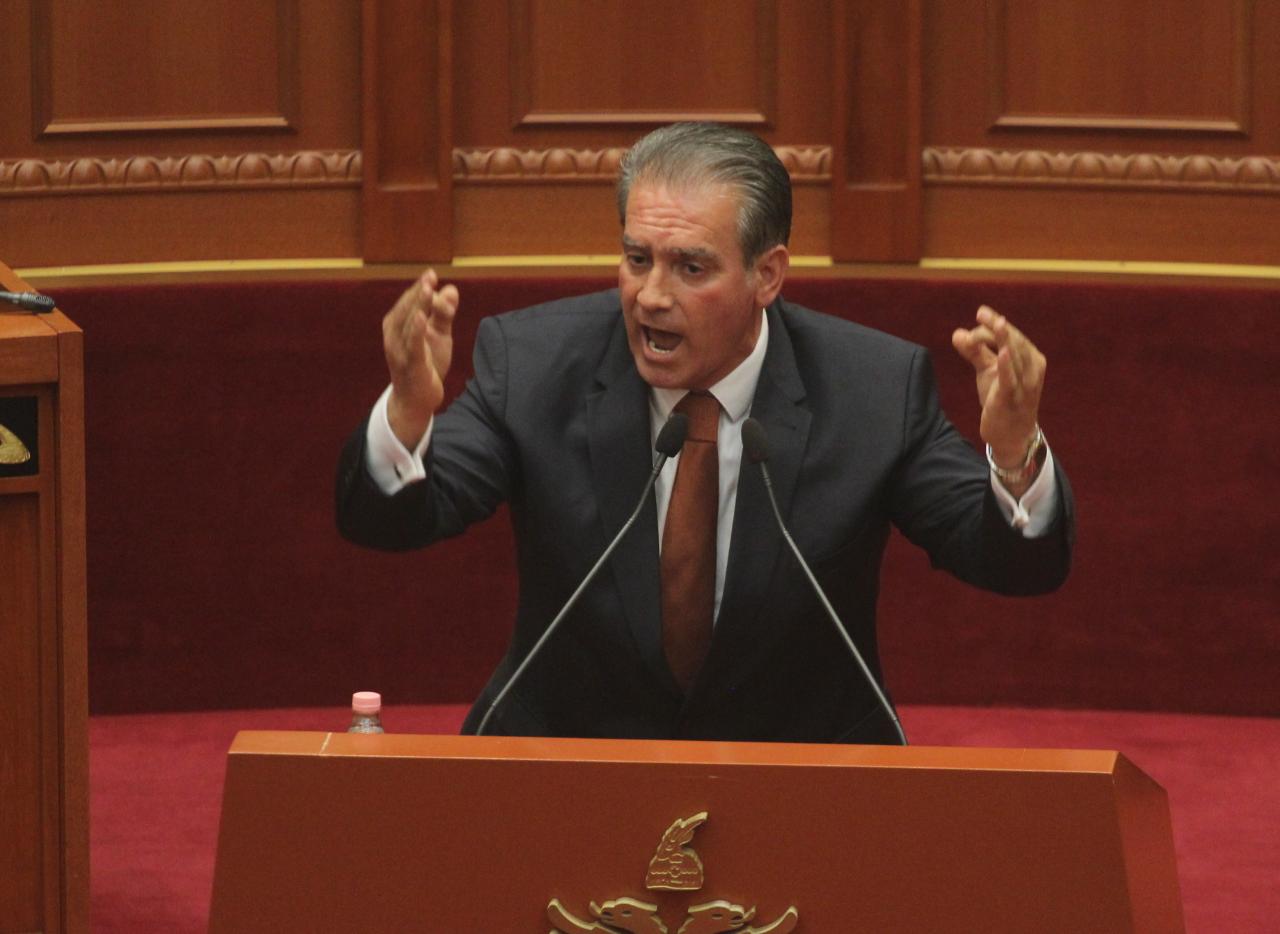 VIDEO/ “Lularët” e d.ehur s.ulmojnë deputetin e Ballit Kombëtar, e përzënë nga lokali duke e f.yer: “Dil jashtë…!” VIDEO/ “Lularët” e d.ehur s.ulmojnë deputetin e Ballit Kombëtar, e përzënë nga lokali duke e f.yer: “Dil jashtë…!”