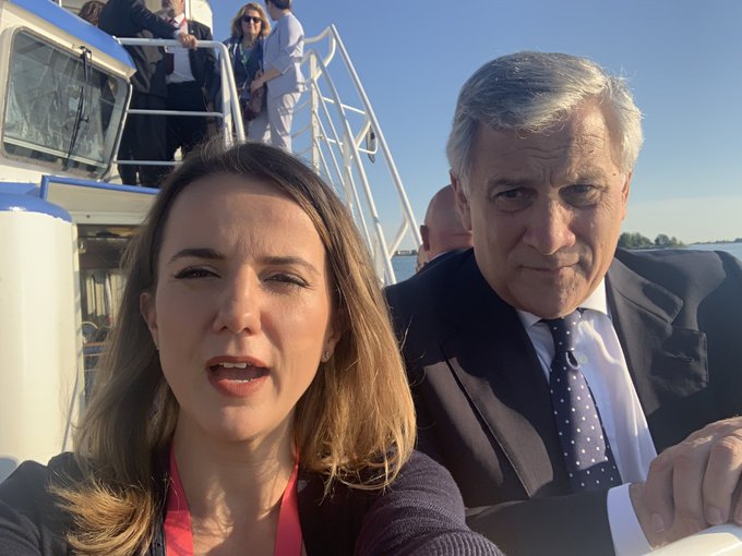 Publikohet fotoja në udhëtim me presidentin e Parlamentit Europian: Çfarë po paralajmëron Rudina Hajdari?! Publikohet fotoja në udhëtim me presidentin e Parlamentit Europian: Çfarë po paralajmëron Rudina Hajdari?!