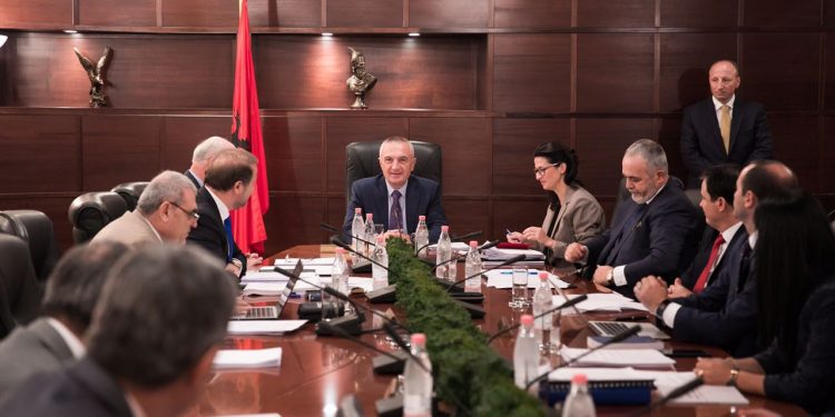 Pushtetarët me hotele dhe pallate, zbritën nga mali me pantallona doku dhe u kthyen në miliarderë Pushtetarët me hotele dhe pallate, zbritën nga mali me pantallona doku dhe u kthyen në miliarderë