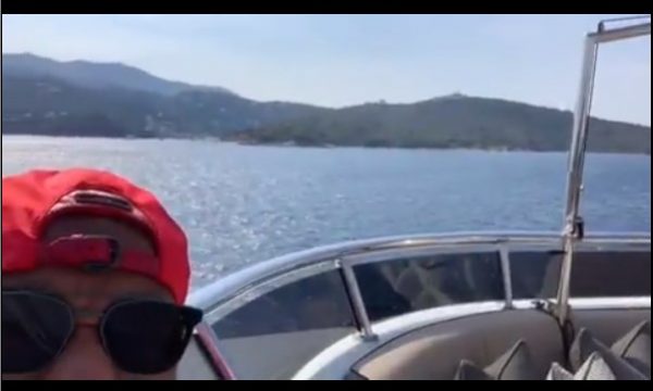 Ylli hollivudian nis pushimet dhe parkon jahtin në ujrat shqiptare: “Shqipëria…përtej oqeanit është Greqia” (Video) Ylli hollivudian nis pushimet dhe parkon jahtin në ujrat shqiptare: “Shqipëria…përtej oqeanit është Greqia” (Video)