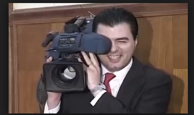 A ishte Basha që u shiti serbëve filmimet e masakrës së 240 shqiptarëve në Krushë të Kosovës?! Mori 1 milionë euro nga… A ishte Basha që u shiti serbëve filmimet e masakrës së 240 shqiptarëve në Krushë të Kosovës?! Mori 1 milionë euro nga…