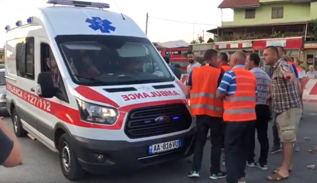 Banorët e Astirit me në krye Petrit Vasalin dhe të birin e Fahriut godasin me mjete të forta ambulancën