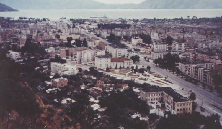 Mjerimi i ulur këmbëkryq, pamje të Vlorës në vitin 1993 (Video) Mjerimi i ulur këmbëkryq, pamje të Vlorës në vitin 1993 (Video)