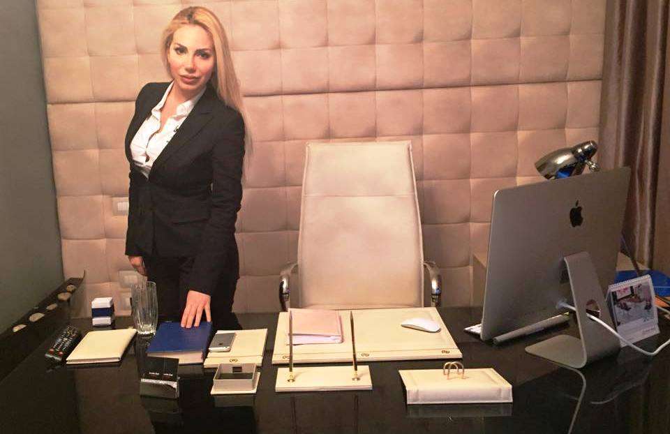 FOTOT/ Ish-kandidatja për deputete dhe avokatja e Bashkisë së Tiranës po çmend të gjithë me format e saj FOTOT/ Ish-kandidatja për deputete dhe avokatja e Bashkisë së Tiranës po çmend të gjithë me format e saj