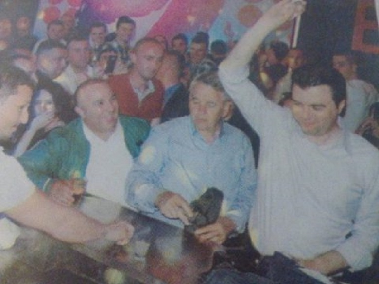 Kryeministri i qeverisë tranzitore betohet para shqiptarëve: Sapo të vijmë në pushtet do hetojmë të gjithë zyrtarët dhe koncesionet klienteliste, asnjë nuk do shpëtojë! Kryeministri i qeverisë tranzitore betohet para shqiptarëve: Sapo të vijmë në pushtet do hetojmë të gjithë zyrtarët dhe koncesionet klienteliste, asnjë nuk do shpëtojë!