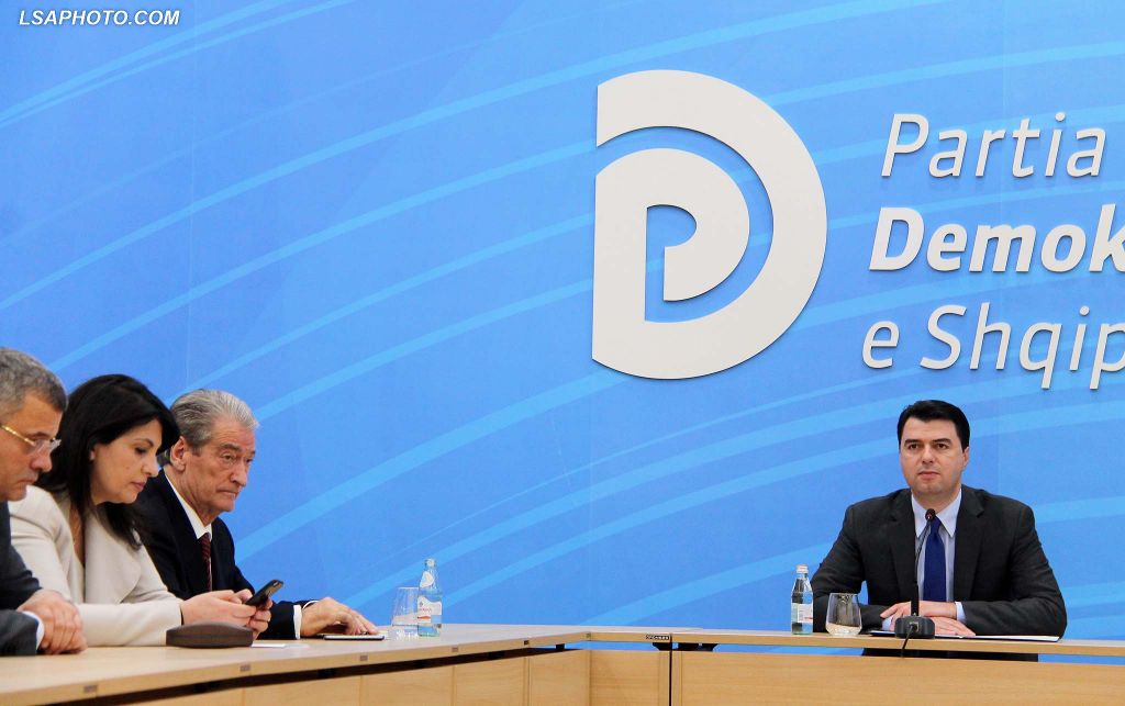 Ish-ministri demokrat “trondit” Bashën: Nuk iku Rama, por iku PD-ja