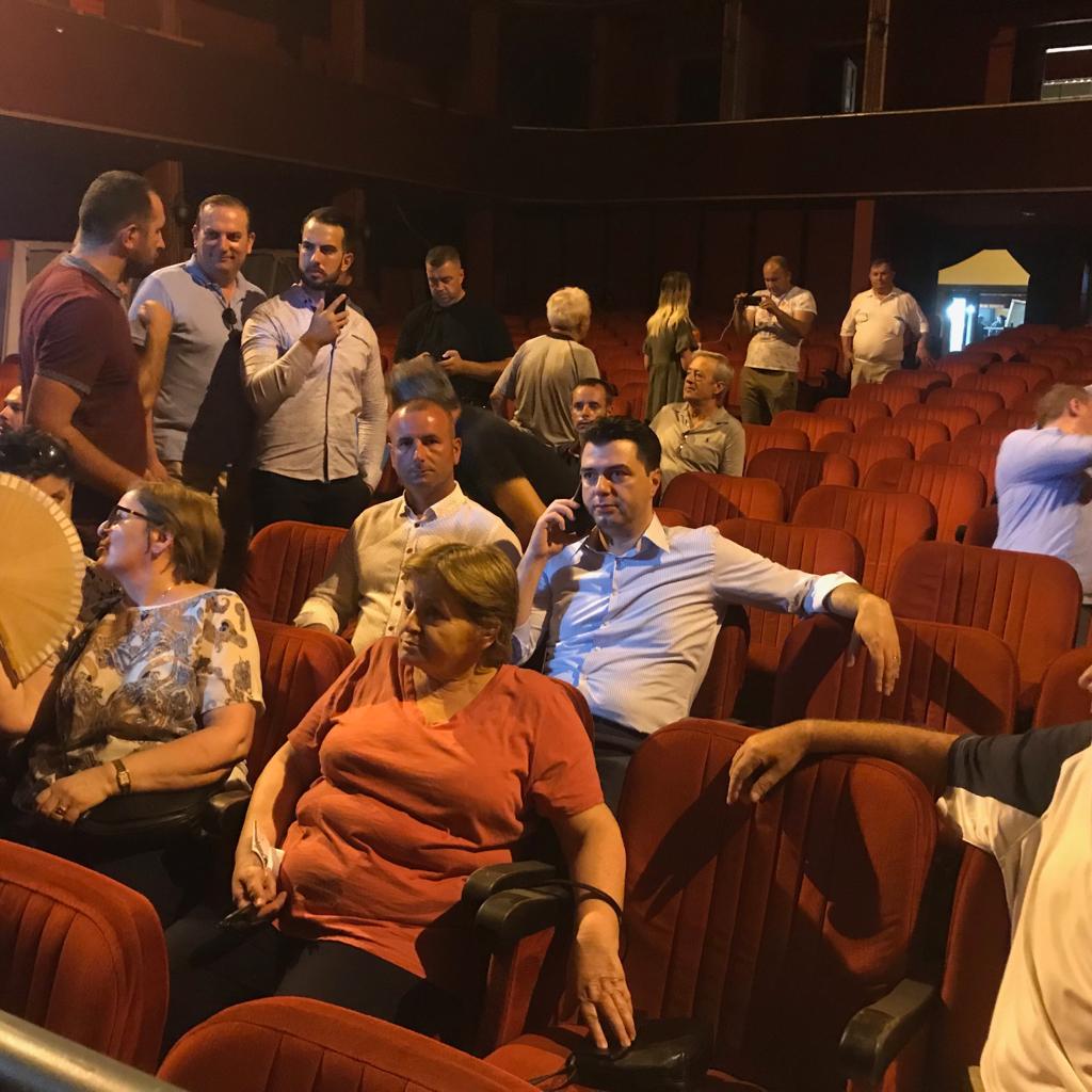 FOTO LAJM: “Artistët” ia shtrojnë me mish e birra me Lulzim Bashën, pas marrëveshjes historike FOTO LAJM: “Artistët” ia shtrojnë me mish e birra me Lulzim Bashën, pas marrëveshjes historike