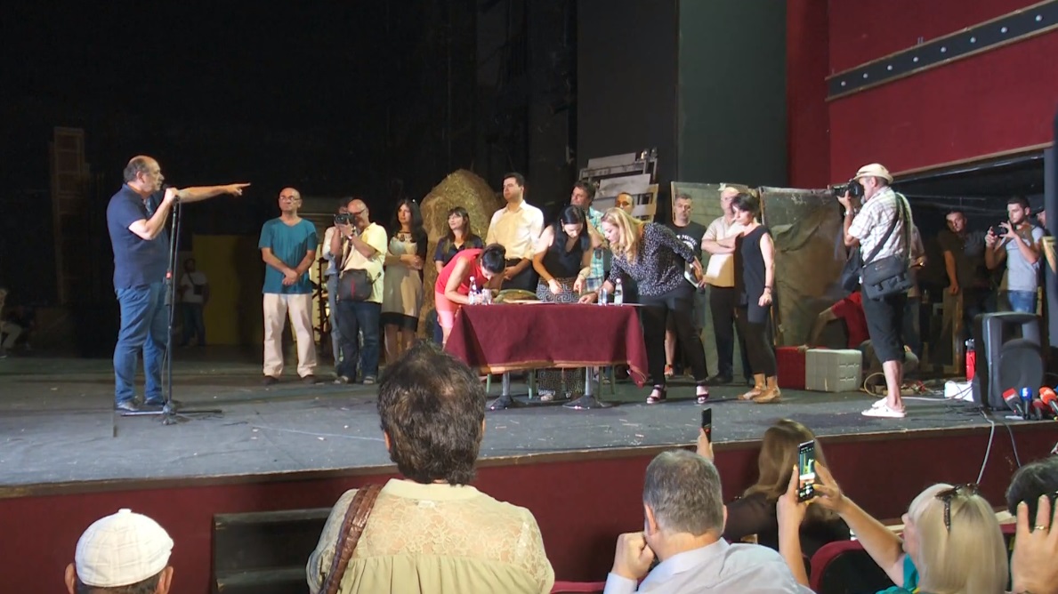 I njohur për “sinqeritetin” e tij, regjisori i kthehet Bashës: Mbaje fjalën, mos na tradhëto!… Basha: Prit sa të vijë në pushtet I njohur për “sinqeritetin” e tij, regjisori i kthehet Bashës: Mbaje fjalën, mos na tradhëto!… Basha: Prit sa të vijë në pushtet