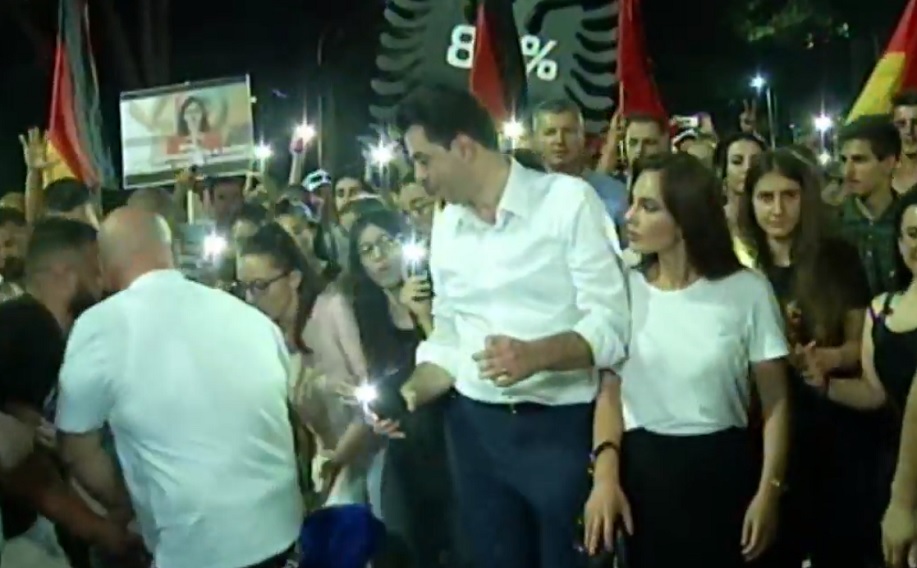 Basha lë në baltë Berishën! PD-së dhe LSI-ës i’u “humbin molotovët” nga tmerri amerikan! Basha lë në baltë Berishën! PD-së dhe LSI-ës i’u “humbin molotovët” nga tmerri amerikan!