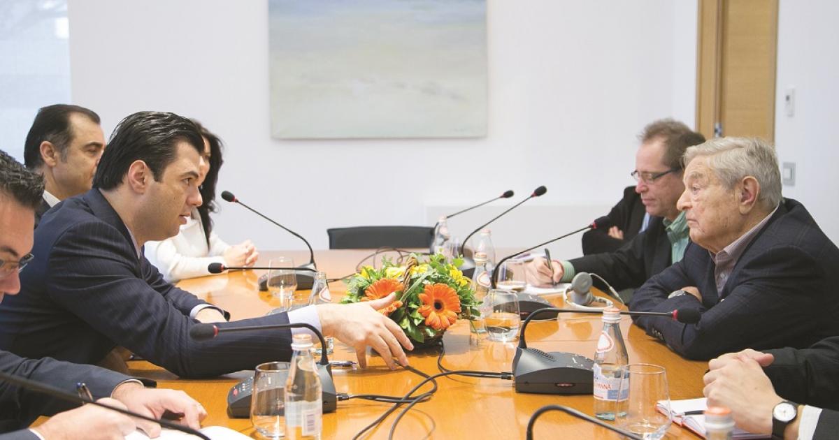 Tradhëtia e PD-së ndaj Metës…mos ma prekni Sorosin! Berisha, Basha dhe PD vazhdojnë dashurinë e vjetër me miliarderin por janë rrugëve (Video) Tradhëtia e PD-së ndaj Metës…mos ma prekni Sorosin! Berisha, Basha dhe PD vazhdojnë dashurinë e vjetër me miliarderin por janë rrugëve (Video)