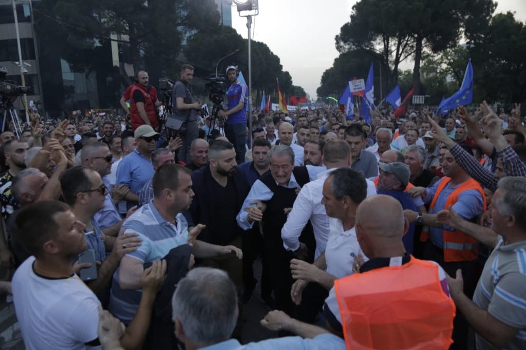 Saliu i humb shpresat dhe shikon ëndrra sikur e ka akoma drejtësinë: Tani na ka mbetur vetëm kryengritja, Ramën do ta dënojmë me 37 vjet burg Saliu i humb shpresat dhe shikon ëndrra sikur e ka akoma drejtësinë: Tani na ka mbetur vetëm kryengritja, Ramën do ta dënojmë me 37 vjet burg