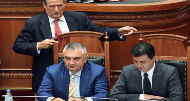 “Është e neveritshme sesi llumi i bën jehonë nderit të Ramushit për të marrë pak nga fama e tij” “Është e neveritshme sesi llumi i bën jehonë nderit të Ramushit për të marrë pak nga fama e tij”