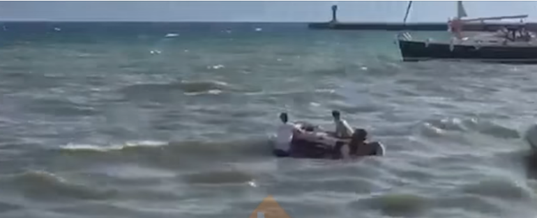 “Tërbohet” deti: Humbin jetën dy pushues, u rrezikohet jeta 24 të tjerëve, mes tyre 9 çekë “Tërbohet” deti: Humbin jetën dy pushues, u rrezikohet jeta 24 të tjerëve, mes tyre 9 çekë