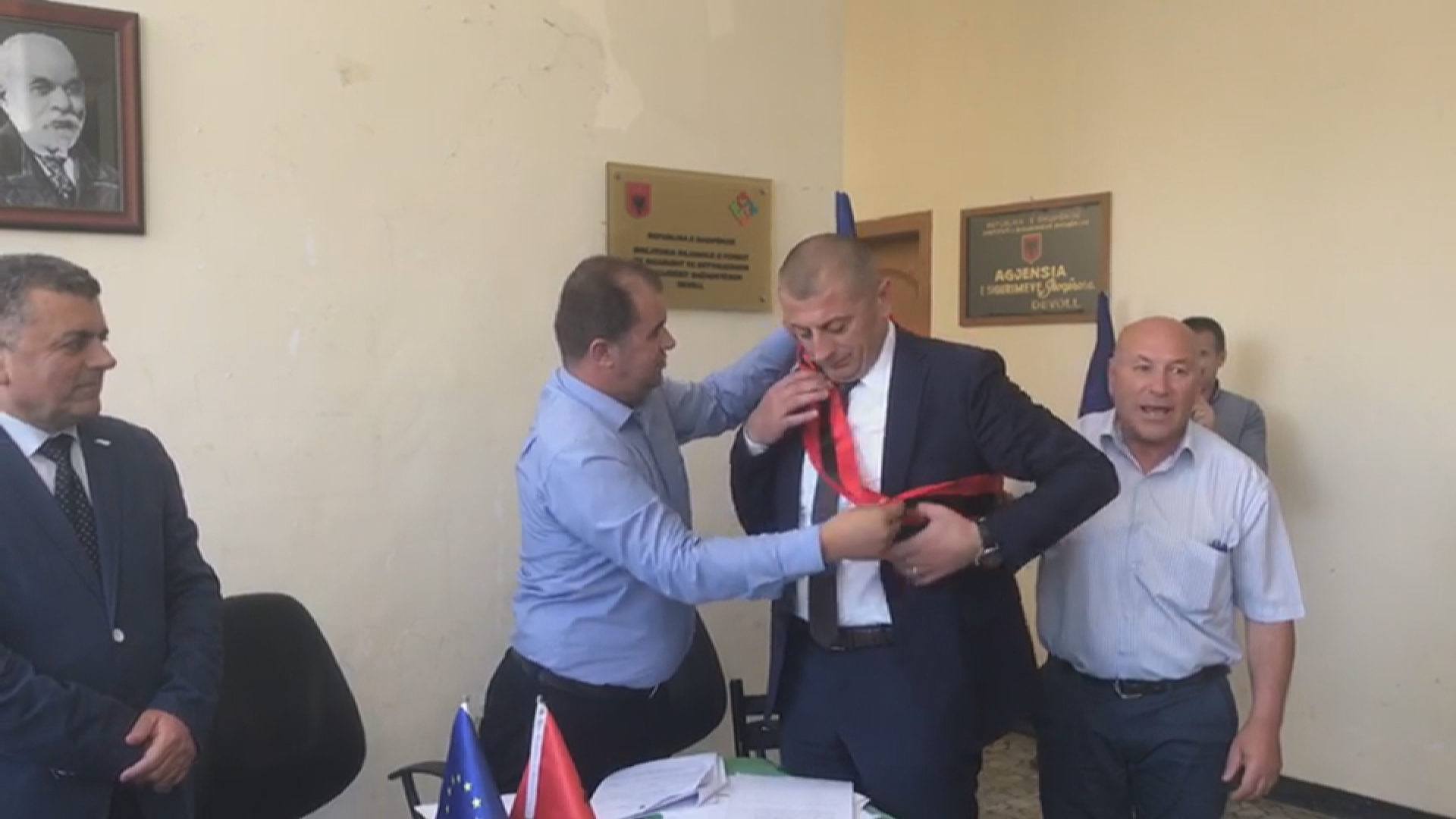 Bashkia Devoll: Kryebashkiaku i ri socialist që në 06:30 në zyrë, policia blindon godinën Bashkia Devoll: Kryebashkiaku i ri socialist që në 06:30 në zyrë, policia blindon godinën