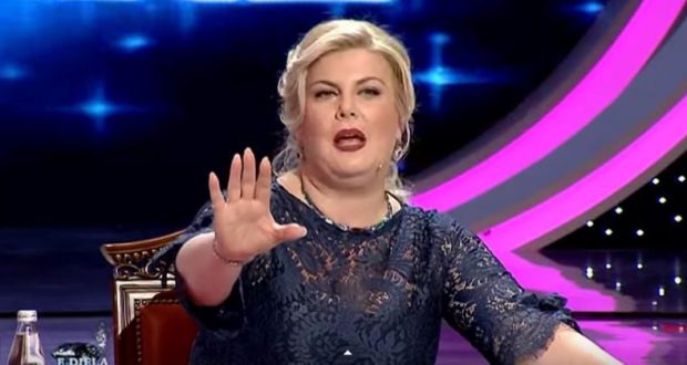 Nxehet Eni Çobani: Ai burrë që guxoi të më mbyllë telefonin live, do më njohë se kush jam. Ja tregoj unë atij (Video) Nxehet Eni Çobani: Ai burrë që guxoi të më mbyllë telefonin live, do më njohë se kush jam. Ja tregoj unë atij (Video)