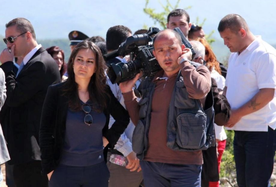 Doli në foto me ish-zëdhënësen “e larguar”, Basha shkarkon kameramanin e PD-së që punonte për partinë prej 14 vitesh