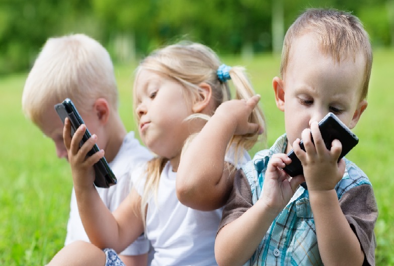 Pasojat e rënda në trupin e njeriut nga teknologjia: Telefonat po na shtrembërojnë!
