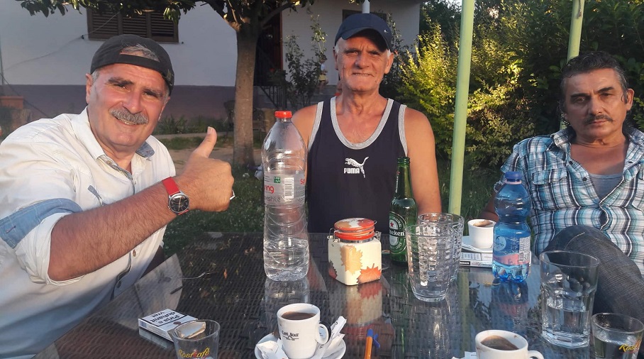 Kujtim Gjuzi habit të gjithë, shkon për drekë në shtëpinë që u përg.jak me b.andën e Bajrave Kujtim Gjuzi habit të gjithë, shkon për drekë në shtëpinë që u përg.jak me b.andën e Bajrave