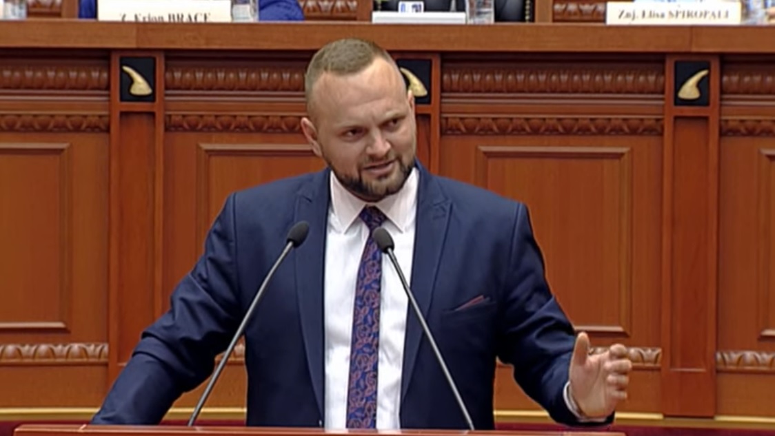 Reagon deputeti Valteri dhe i bën thirrje Lleshajt pas v.rasjes së ish policit: Kontroll të rreptë në të gjithë territorin ndryshe…! Reagon deputeti Valteri dhe i bën thirrje Lleshajt pas v.rasjes së ish policit: Kontroll të rreptë në të gjithë territorin ndryshe…!