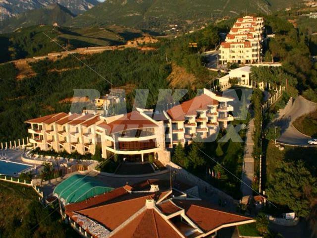 Kush është “katunari” tjetër i Edi Ramës në ballkonin e Tironës që e surprizon kryeministrin?! Kush është “katunari” tjetër i Edi Ramës në ballkonin e Tironës që e surprizon kryeministrin?!