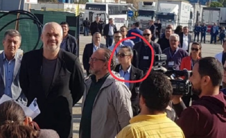 FOTOT/ Kush është Jola, bukuroshja që qëndron pranë Ramës dhe spikat midis truprojeve të tjera FOTOT/ Kush është Jola, bukuroshja që qëndron pranë Ramës dhe spikat midis truprojeve të tjera