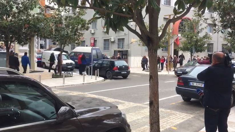 “Ç’a ngjyre i ke mbathjet? Oh zemër….”! Ngacmoi 13-vjeçaren, del videoja kur arrestohet pedofili në Tiranë “Ç’a ngjyre i ke mbathjet? Oh zemër….”! Ngacmoi 13-vjeçaren, del videoja kur arrestohet pedofili në Tiranë