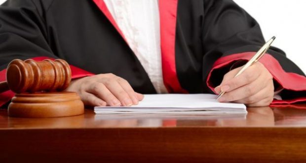 Kushtetuesja merr vendimin e parë, ndërkombëtarët kërkojnë 9 anëtarë për të shmangur pazaret, ultimatum KLGJ-së Kushtetuesja merr vendimin e parë, ndërkombëtarët kërkojnë 9 anëtarë për të shmangur pazaret, ultimatum KLGJ-së