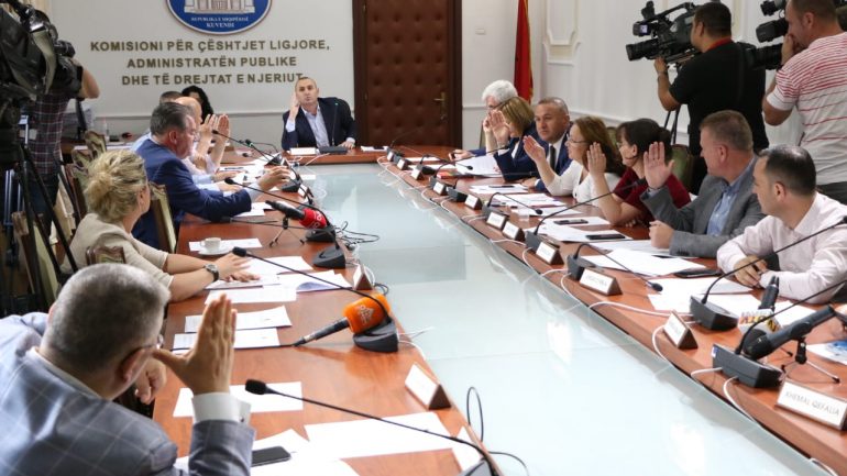 Kuvendi nis shkarkimin e Metës, ngrihet Komisionit Hetimor për shkeljet e rënda Kushtetuese të Presidentit Kuvendi nis shkarkimin e Metës, ngrihet Komisionit Hetimor për shkeljet e rënda Kushtetuese të Presidentit