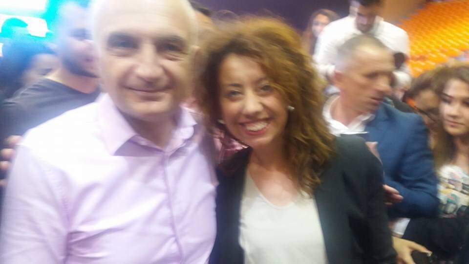 Ish-drejtoresha e LSI “protestoi” në SHBA familjarisht se Soros po dëmton demokracinë në Shqipëri, Meta i bënë jehonë lajmit të heroinës së betejës së tij imagjinare Ish-drejtoresha e LSI “protestoi” në SHBA familjarisht se Soros po dëmton demokracinë në Shqipëri, Meta i bënë jehonë lajmit të heroinës së betejës së tij imagjinare