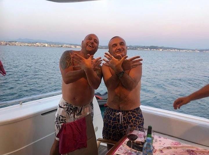 Meta me rrobebanjo dhe i dehur, pozon në jahtin luksoz të burrit të këngëtares së njohur Meta me rrobebanjo dhe i dehur, pozon në jahtin luksoz të burrit të këngëtares së njohur