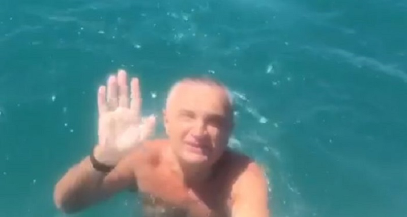 Mashtrimi i Ilirit president dhe i shokëve të tij të rrugës! E vërteta: Fatosi nuk drejton makinë! Sulmi ndaj makinës së vëllait të Lubonjës nga fqinji i çmendur! Mashtrimi i Ilirit president dhe i shokëve të tij të rrugës! E vërteta: Fatosi nuk drejton makinë! Sulmi ndaj makinës së vëllait të Lubonjës nga fqinji i çmendur!