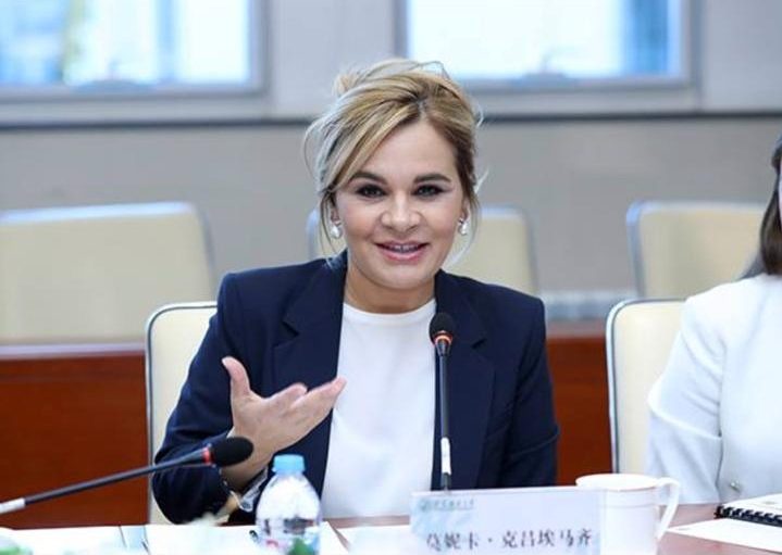 Edhe Mona pa kartona kthen mendje: Ne do zgjidhim krizën Edhe Mona pa kartona kthen mendje: Ne do zgjidhim krizën